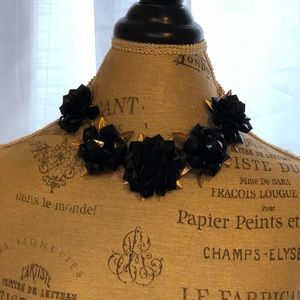 Gorgeous black flowers necklace !